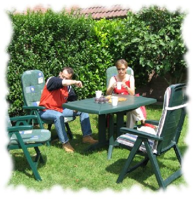 Markus hat nicht mit so schönem Wetter gerechnet beim Koffer packen 1.JPG